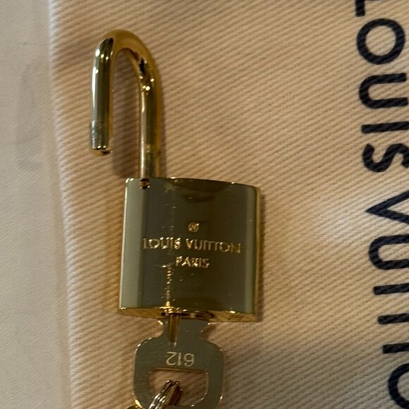 Louis Vuitton Gold Lock and Key Set – Beans For Luxury Louis Vuitton Shiny Gold Lock with Two Keys 612